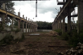 Открытая площадка с краном.